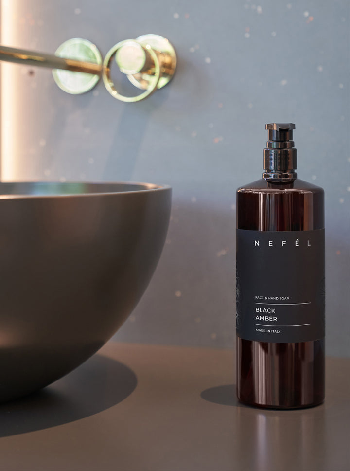 Sapone Viso e Mani Nefél Black Amber 480ml – Alchimia d’Oriente per la Cura delle Mani e del Viso